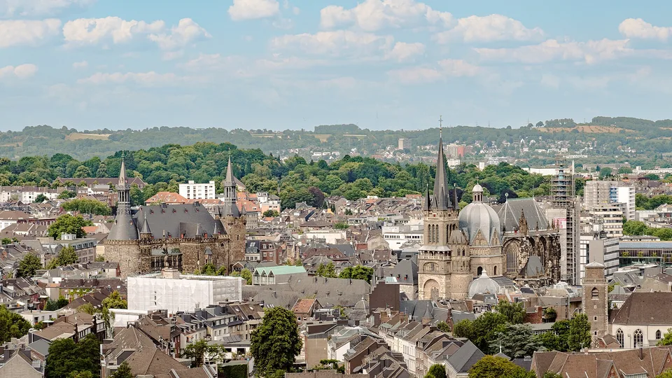 Aachener Dom und Rathaus über den Dächern der Innenstadt