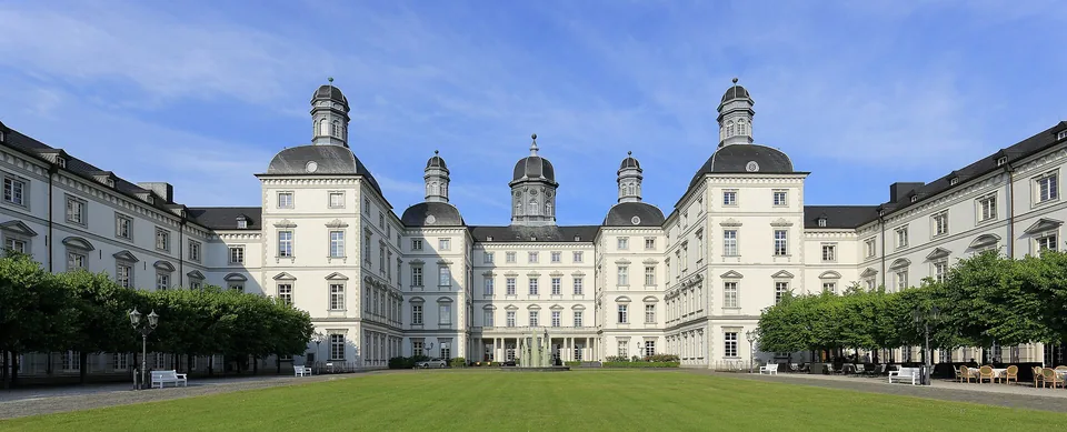Schloss Bensberg in Bergisch Gladbach mit symmetrischer Fassade und Rasenfläche