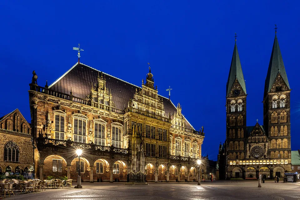 Beleuchtetes Bremer Rathaus und Dom am Abend