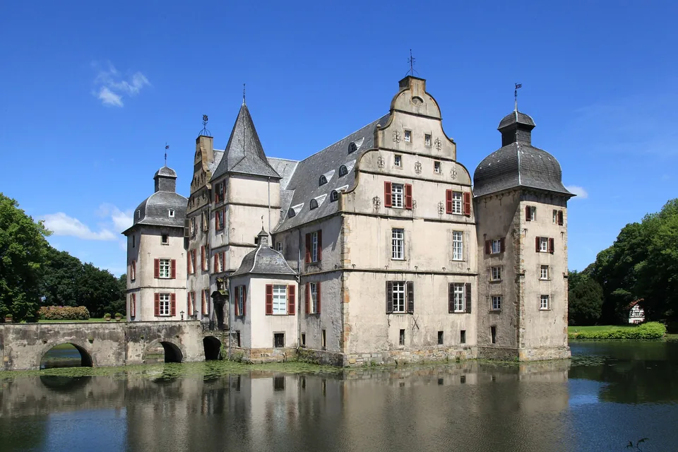 Wasserschloss Haus Bodelschwingh in Dortmund mit Spiegelung im Wasser
