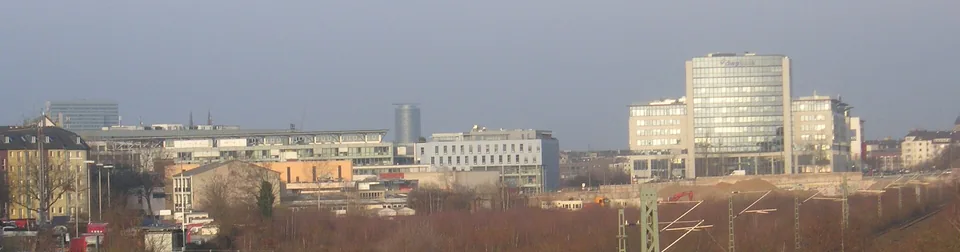 Stadtpanorama von Düsseldorf-Oberbilk mit Häusern und Hochhaus