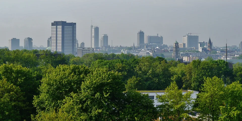 Essener Skyline hinter einer grünen Baumlandschaft