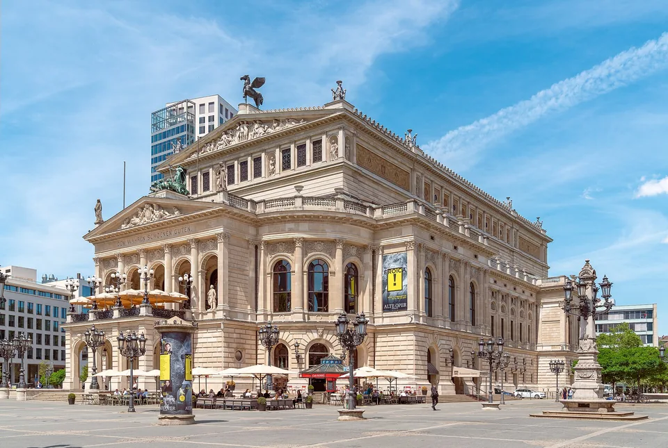 Alte Oper in Frankfurt am Main mit dem Opernplatz im Vordergrund