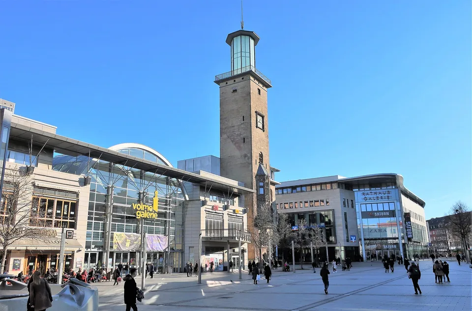 Friedrich-Ebert-Platz in Hagen mit Turm und Geschäftsgebäuden