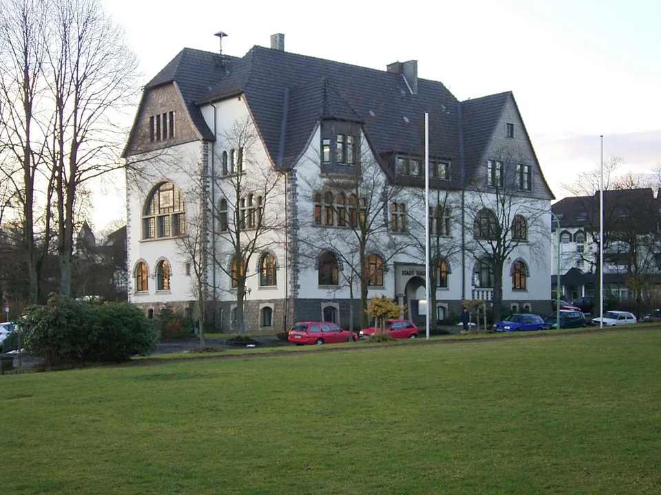 Rathaus in Halver mit steilem Dach hinter einer Rasenfläche
