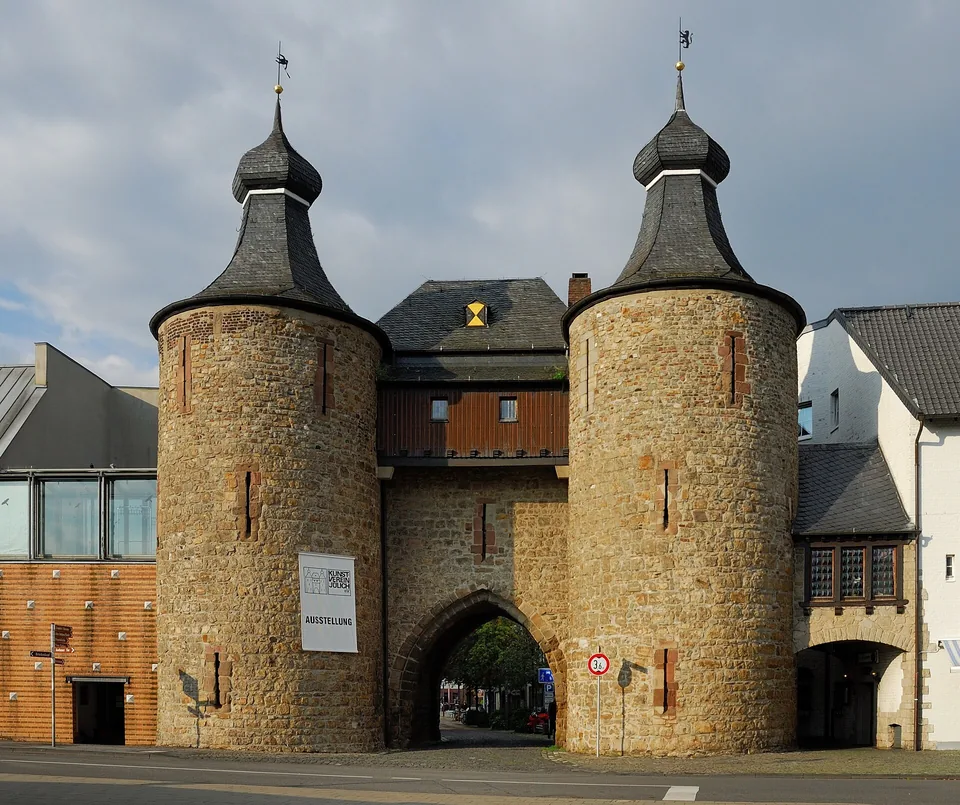 Hexenturm in Jülich mit zwei runden Türmen und Tordurchfahrt