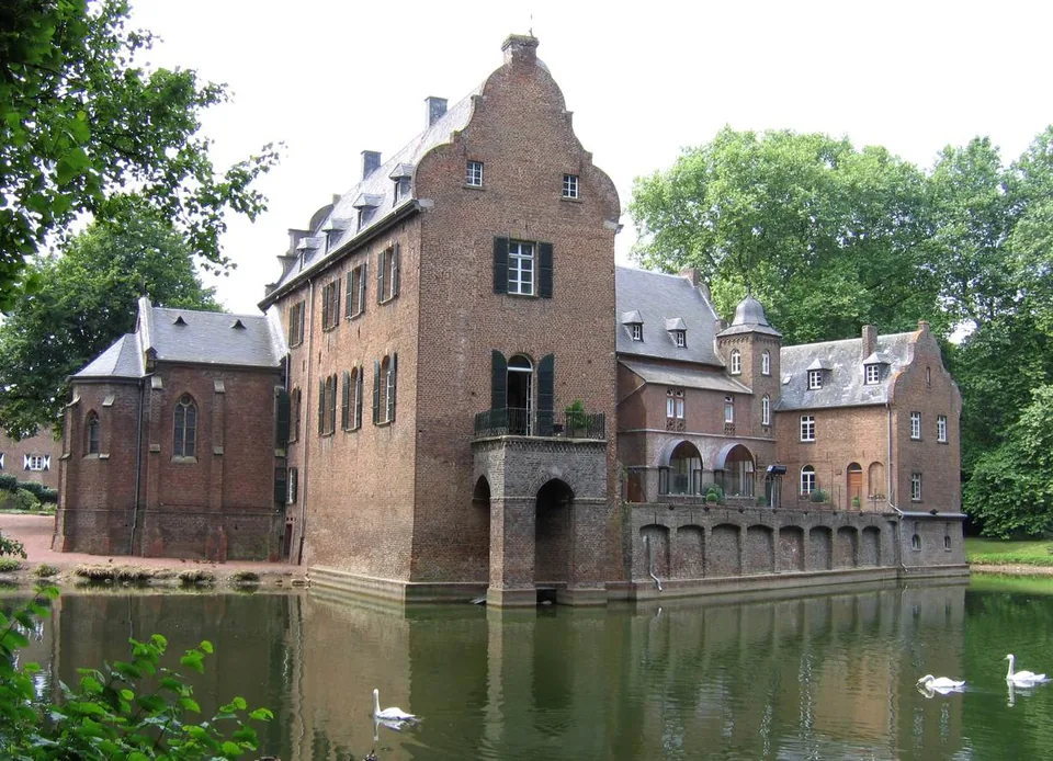 Burg Bergerhausen in Kerpen mit Wassergraben und Spiegelung