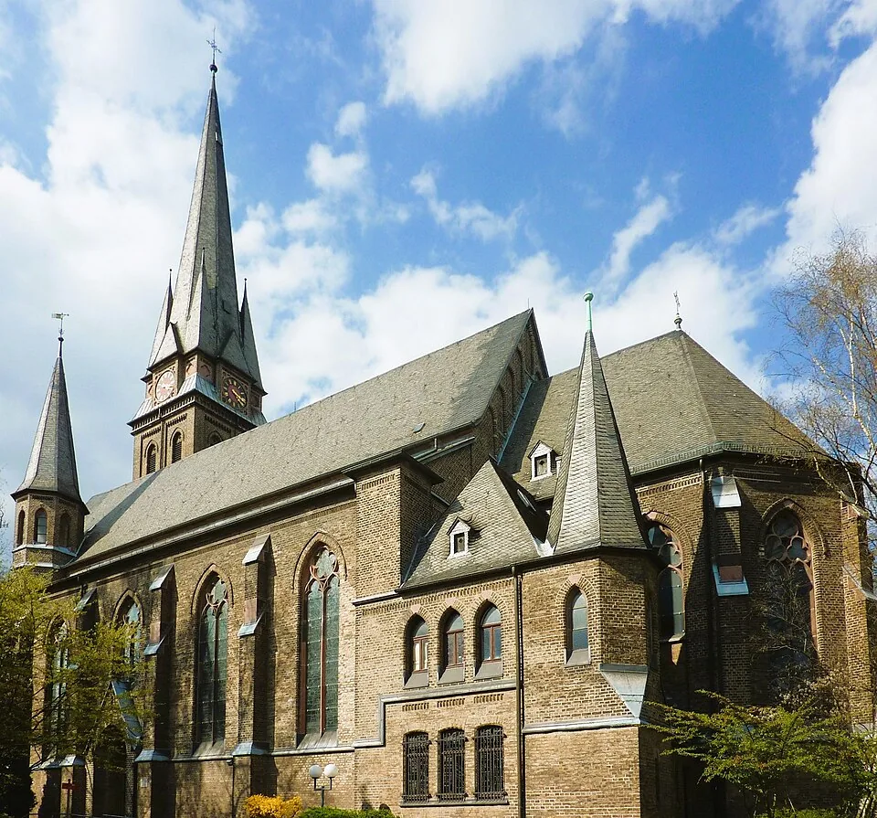 Kirche St. Mauritius in Köln-Buchheim mit hohem spitzem Turm