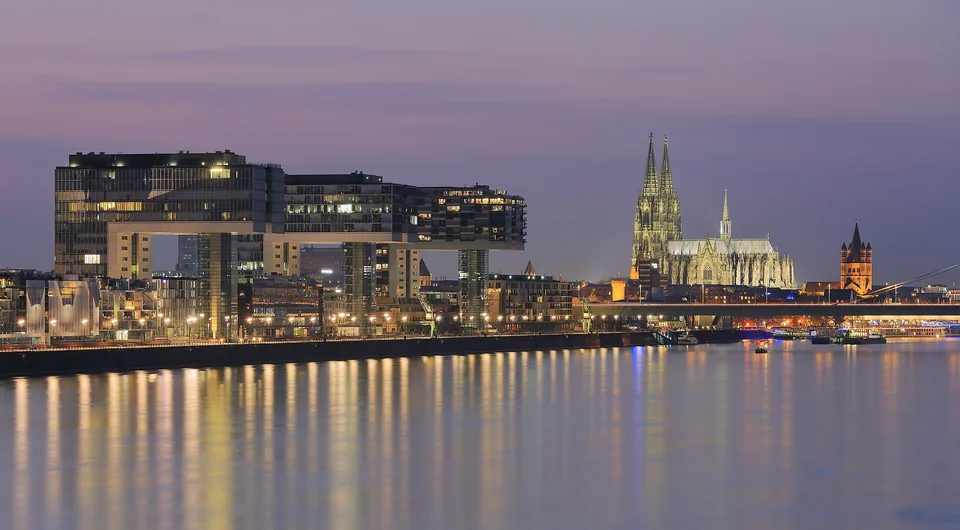 Kölner Rheinauhafen und Dom am Abend mit Spiegelungen im Rhein