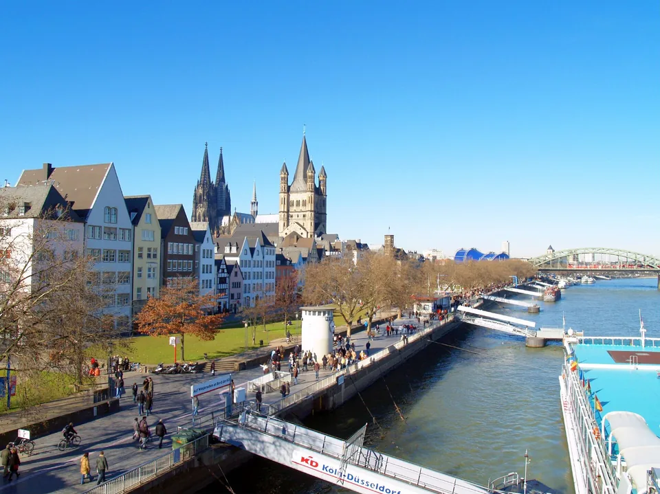 Kölner Rheingarten mit Groß St. Martin, Altstadthäusern und Rhein