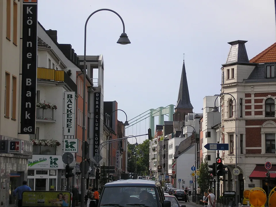 Hauptstraße in Köln-Rodenkirchen mit Häusern und Kirchturm