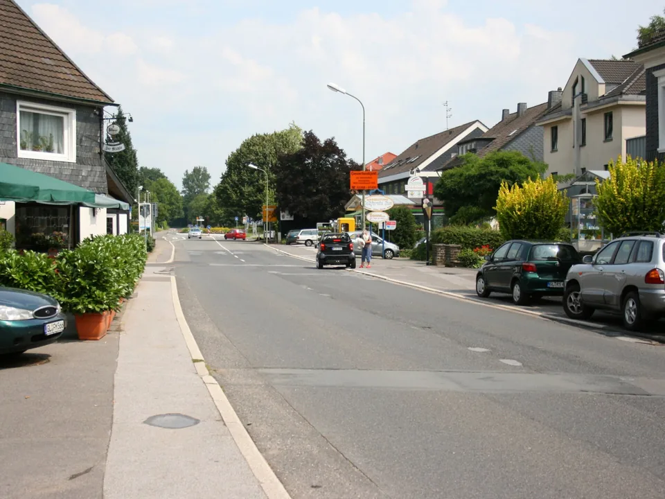Straßenansicht von Kürten mit Wohnhäusern und Grünflächen