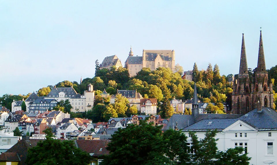 Marburger Schloss über den Dächern und Kirchtürmen der Altstadt