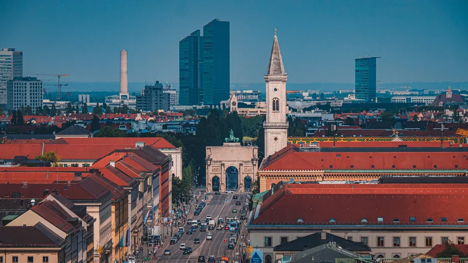 Blick über die Münchner Ludwigstraße mit Ludwigskirche und Stadtsilhouette