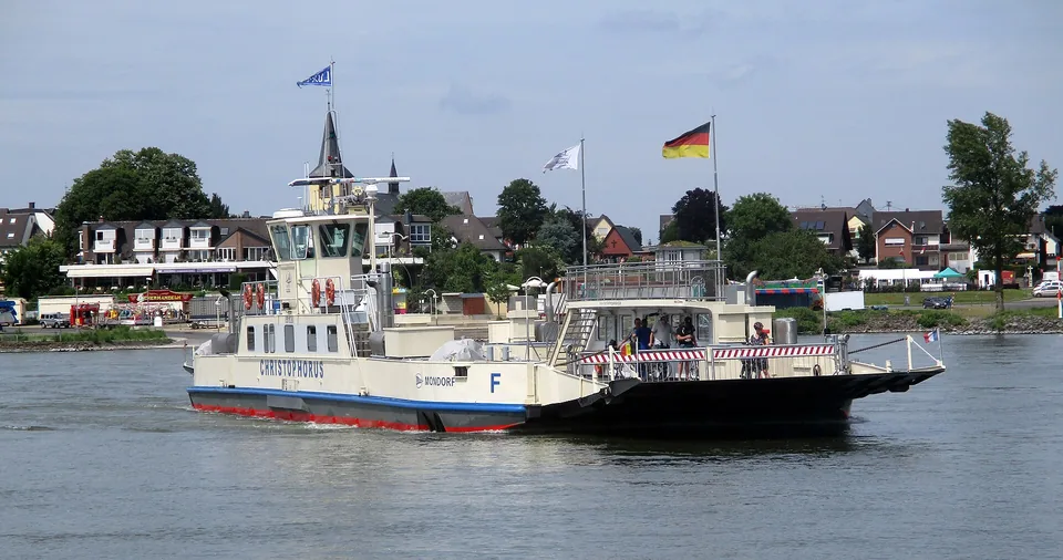 Rheinfähre vor dem Ufer von Niederkassel-Mondorf