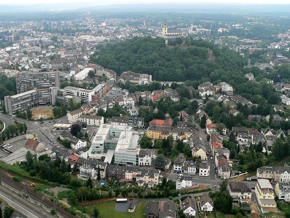 Luftaufnahme von Siegburg mit Innenstadt und bewaldetem Michaelsberg