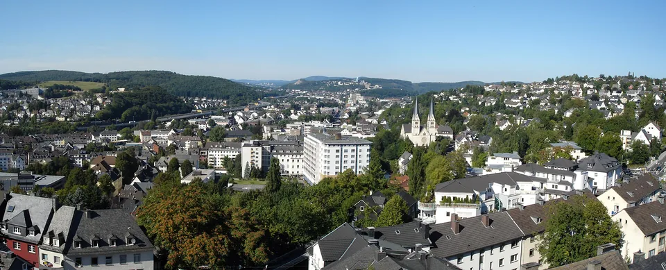 Blick vom Oberen Schloss über Siegen und die umliegenden Hügel