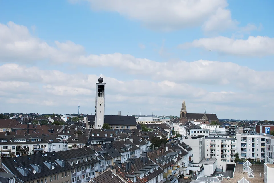 Panorama der Solinger Innenstadt mit Kirchtürmen und Wohnhäusern