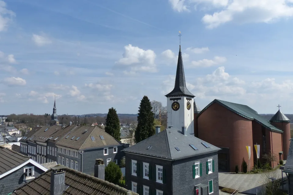 Kirche St. Michael zwischen den Häusern von Wermelskirchen
