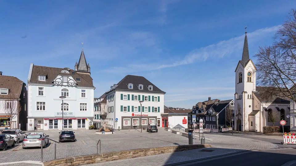 Marktplatz in Wipperfürth mit historischen Fassaden und Kirchturm