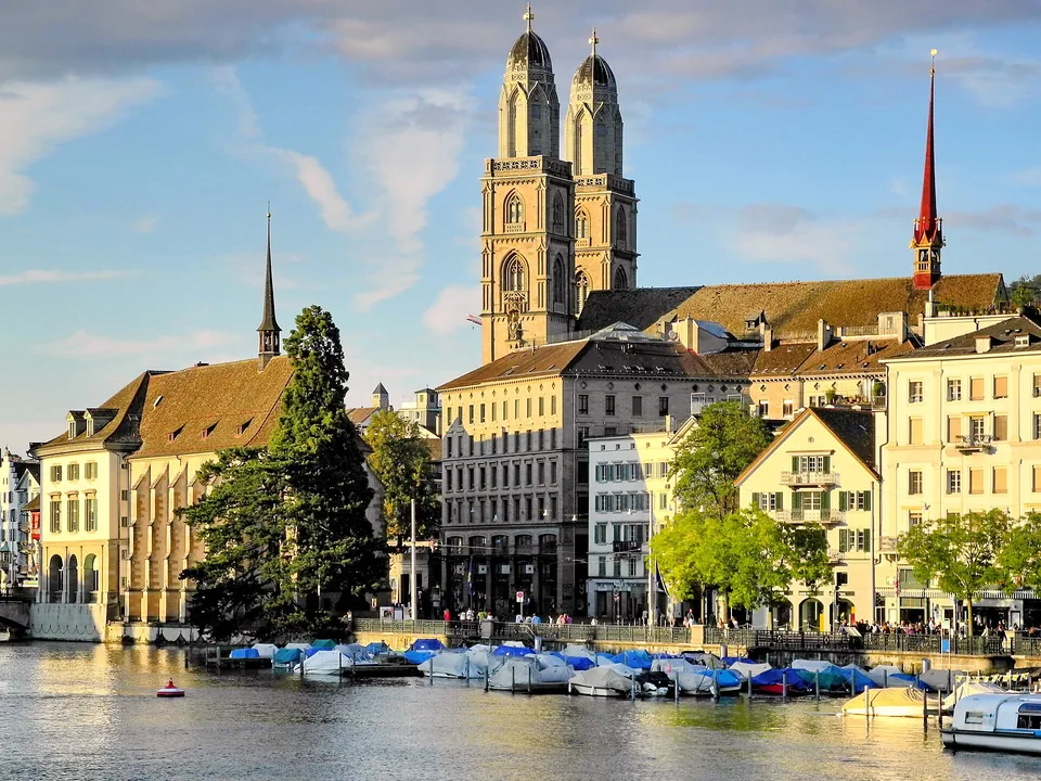 Grossmünster und Wasserkirche am Limmatufer in Zürich